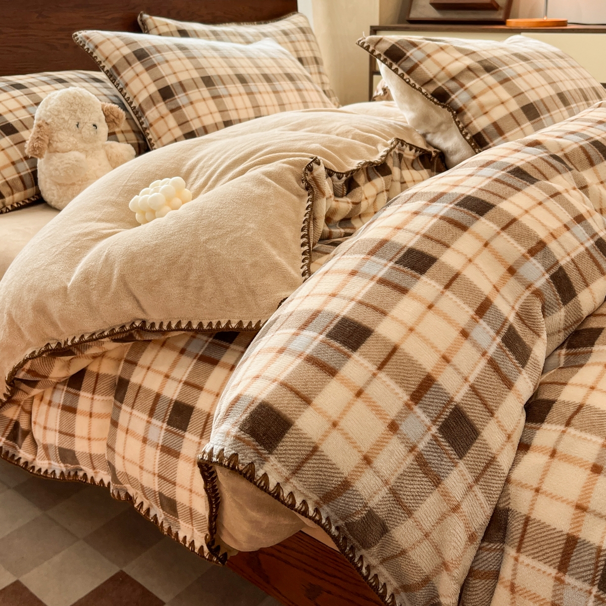 91家纺网 家纺一手货源 找家纺 （总）格真 2025新款高克重暖芙绒牛奶绒印花三角针无印风四件套