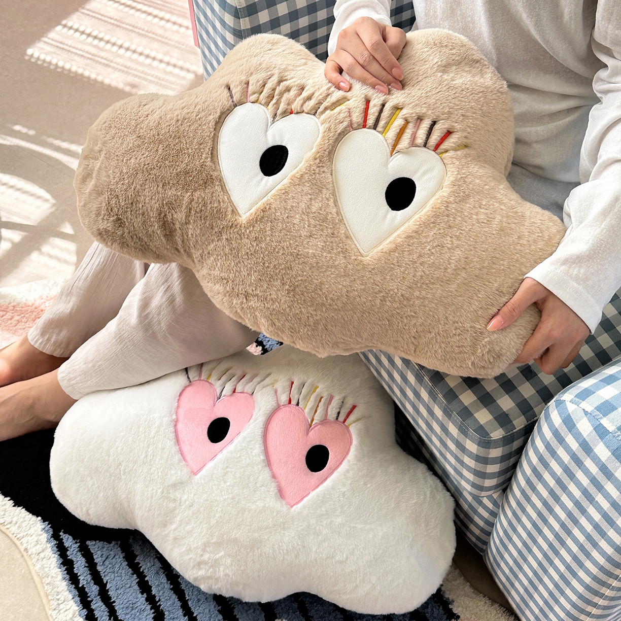 91家纺网 家纺一手货源 找家纺 （总）美茉家居 2025新款兔毛绒炫彩睫毛云朵抱枕