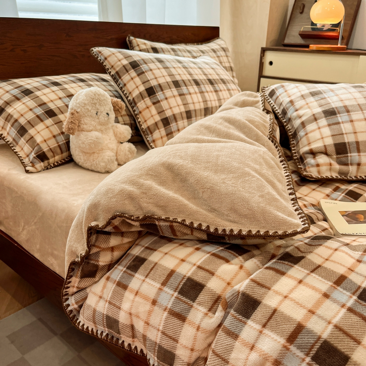 91家纺网 家纺一手货源 找家纺 （总）格真 2025新款高克重暖芙绒牛奶绒印花三角针无印风四件套