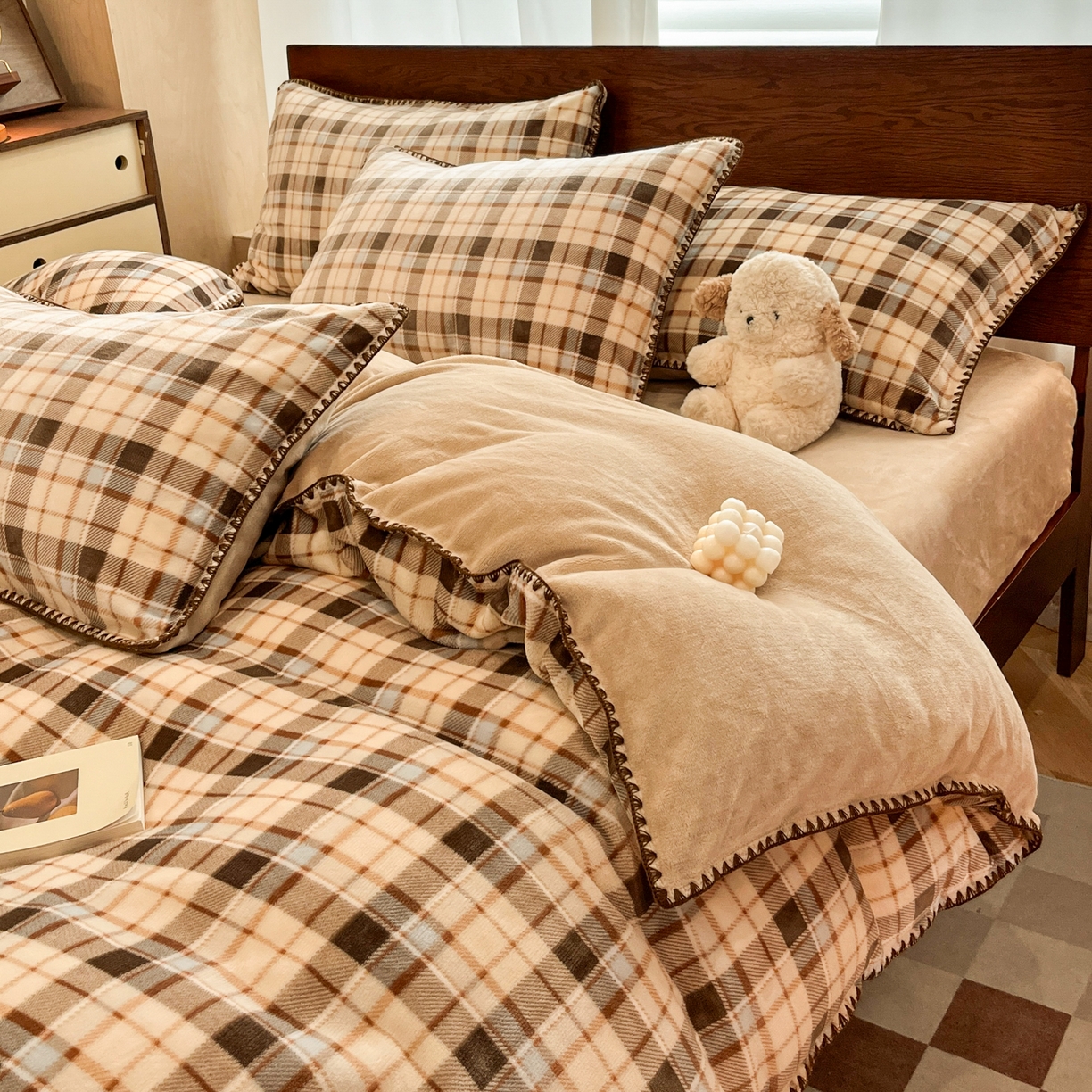 91家纺网 家纺一手货源 找家纺 （总）格真 2025新款高克重暖芙绒牛奶绒印花三角针无印风四件套