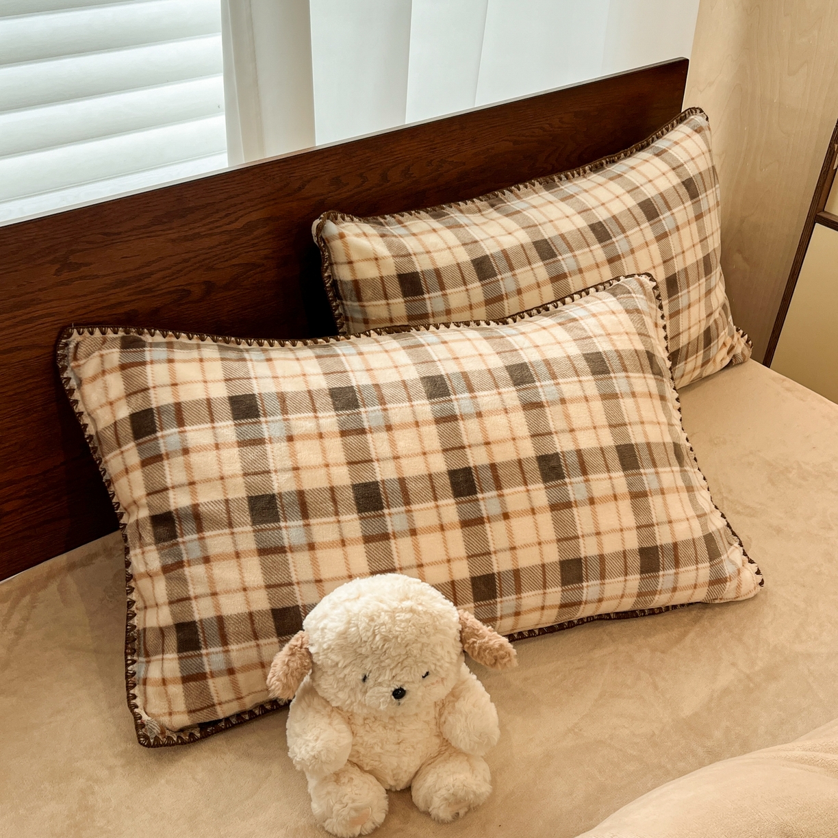 91家纺网 家纺一手货源 找家纺 格真 2025新款高克重暖芙绒牛奶绒印花三角针无印风四件套 休闲时光-卡其