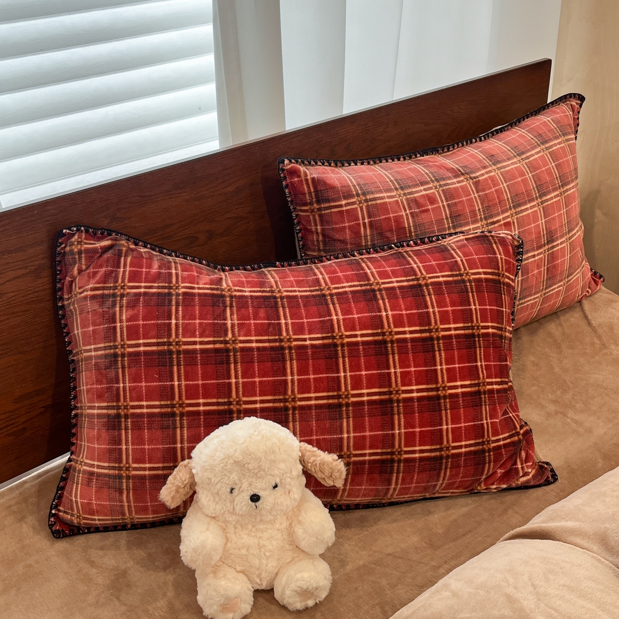 91家纺网 家纺一手货源 找家纺 格真 2025新款高克重暖芙绒牛奶绒印花三角针无印风四件套 凯瑟琳-红咖