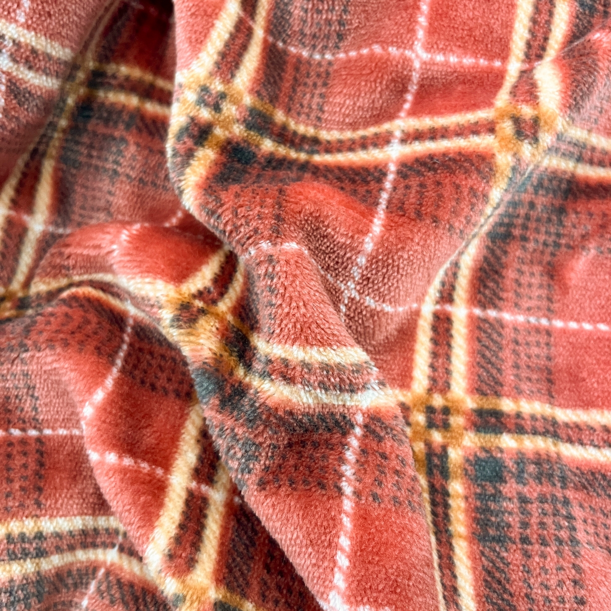 91家纺网 家纺一手货源 找家纺 格真 2025新款高克重暖芙绒牛奶绒印花三角针无印风四件套 凯瑟琳-红咖