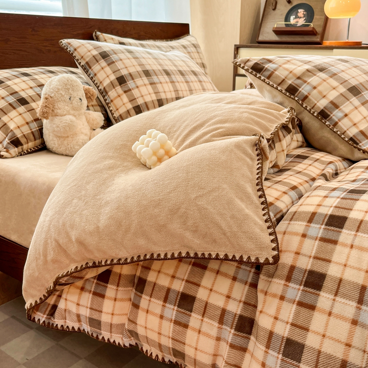 91家纺网 家纺一手货源 找家纺 格真 2025新款高克重暖芙绒牛奶绒印花三角针无印风四件套 休闲时光-卡其