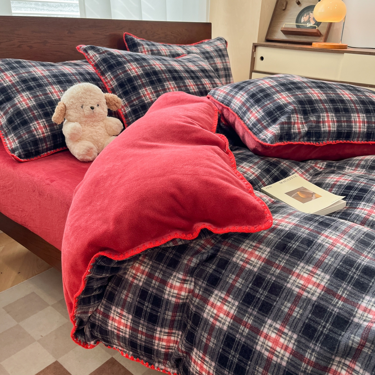 91家纺网 家纺一手货源 找家纺 格真 2025新款高克重暖芙绒牛奶绒印花三角针无印风四件套 宝丽-安格拉红