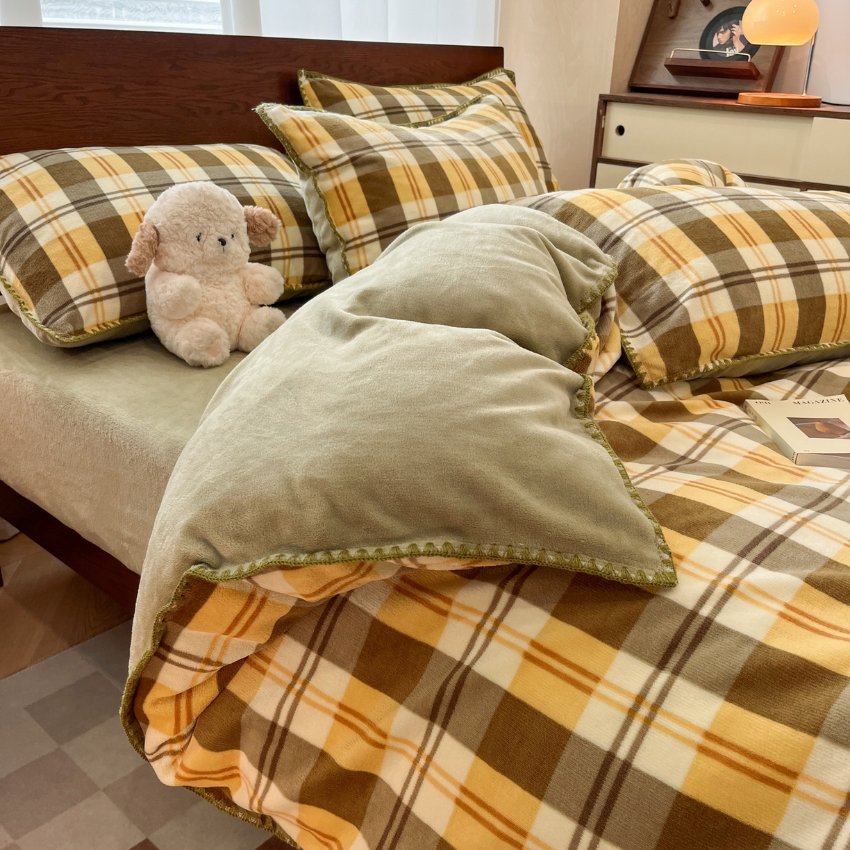 91家纺网 家纺一手货源 找家纺 格真 2025新款高克重暖芙绒牛奶绒印花三角针无印风四件套 拉菲-黄