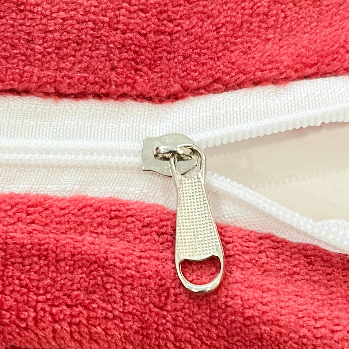 91家纺网 家纺一手货源 找家纺 格真 2025新款高克重暖芙绒牛奶绒印花三角针无印风四件套 宝丽-安格拉红