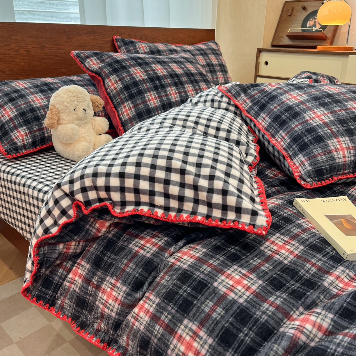 91家纺网 家纺一手货源 找家纺 格真 2025新款高克重暖芙绒牛奶绒印花三角针无印风四件套 宝丽-黑白格