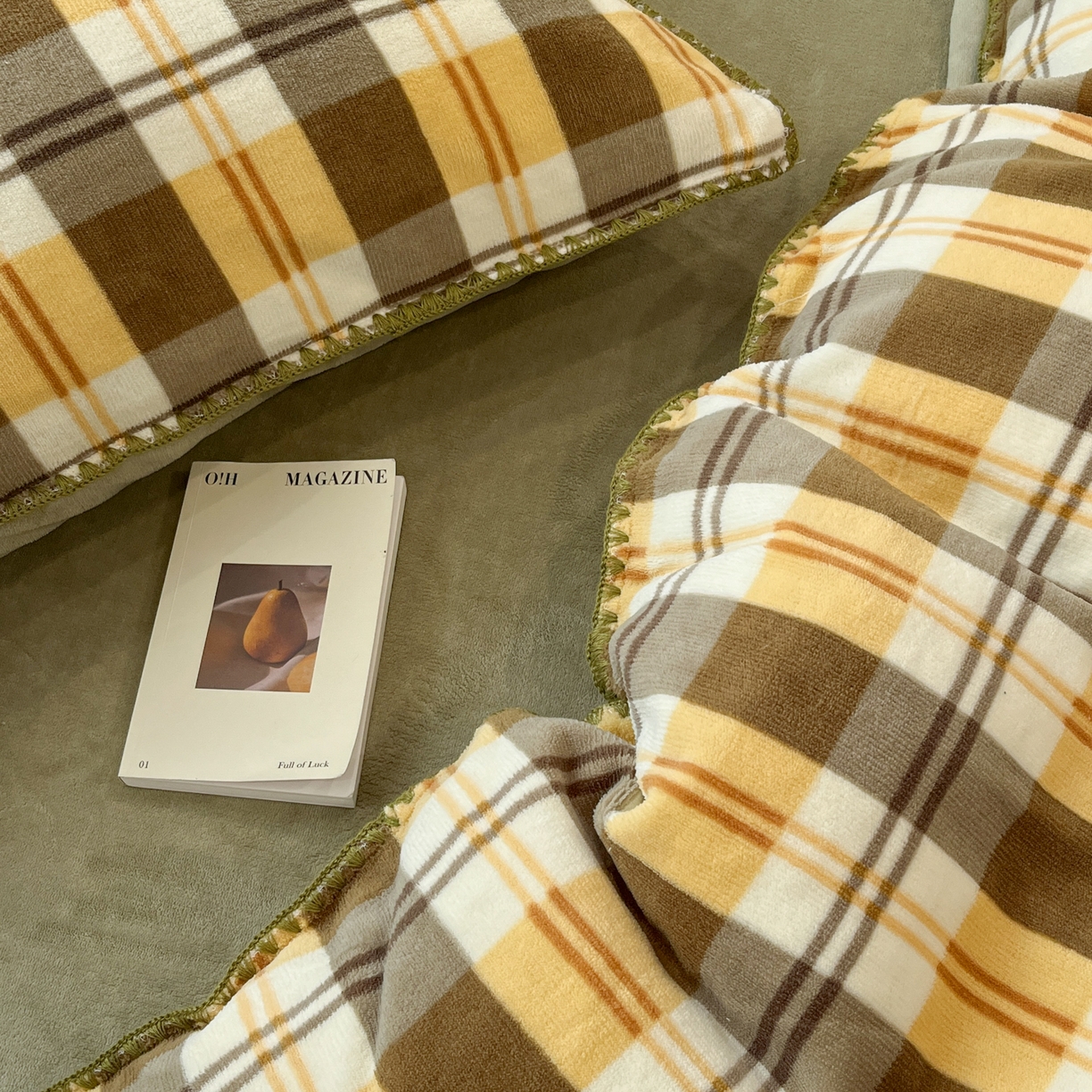 91家纺网 家纺一手货源 找家纺 格真 2025新款高克重暖芙绒牛奶绒印花三角针无印风四件套 拉菲-黄