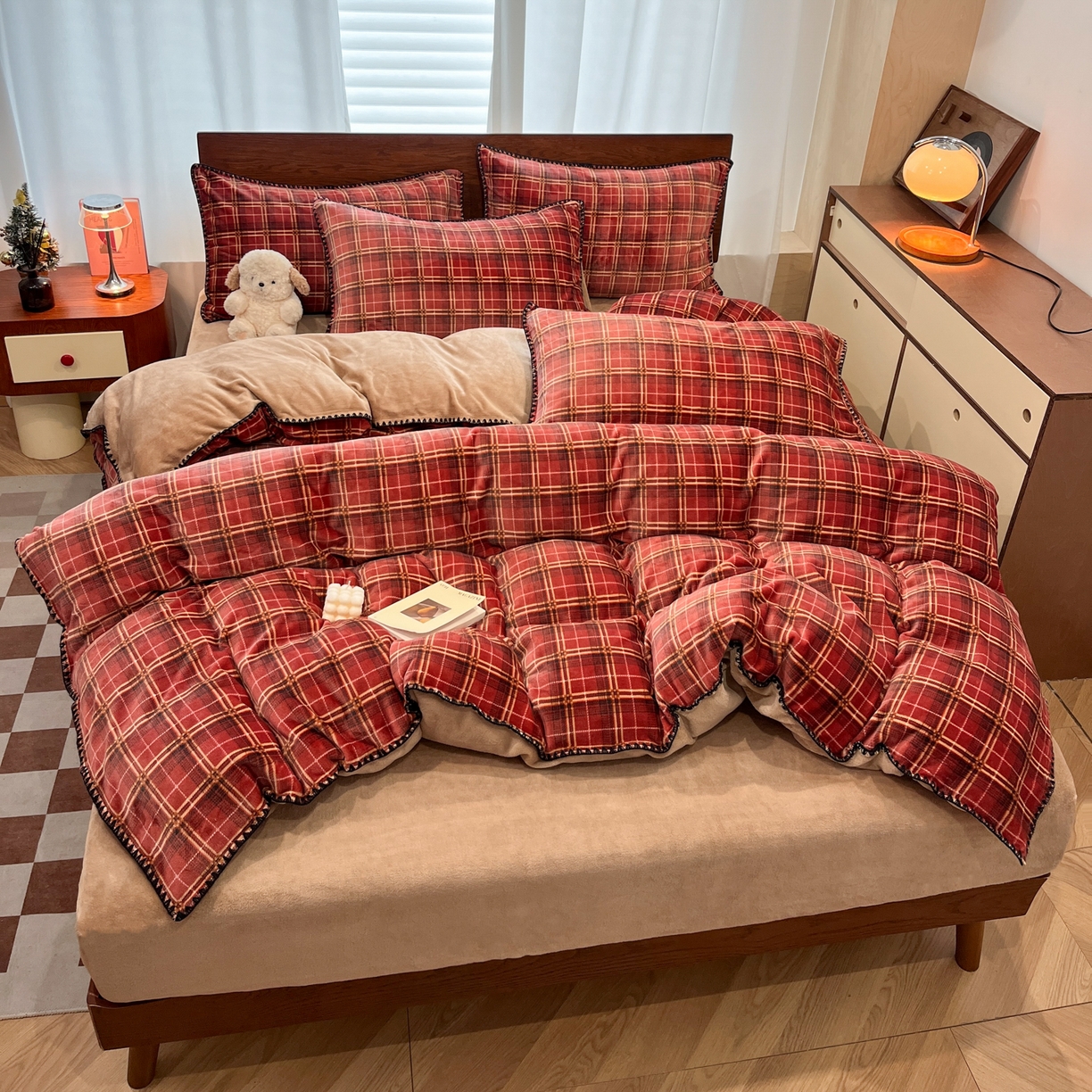 91家纺网 家纺一手货源 找家纺 格真 2025新款高克重暖芙绒牛奶绒印花三角针无印风四件套 凯瑟琳-红咖