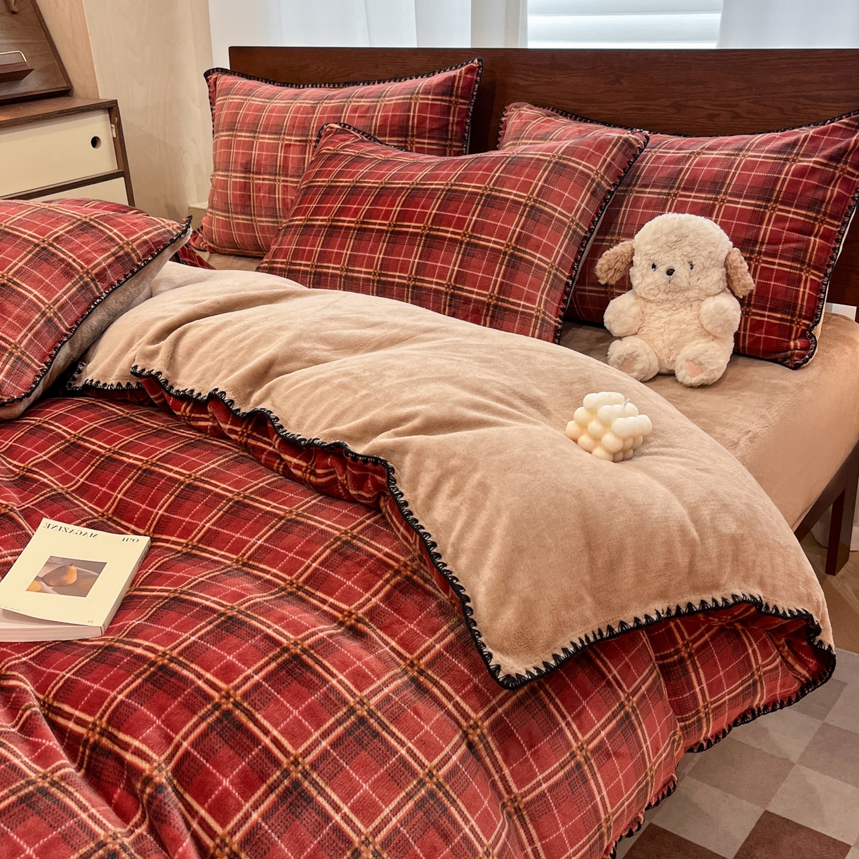 91家纺网 家纺一手货源 找家纺 格真 2025新款高克重暖芙绒牛奶绒印花三角针无印风四件套 凯瑟琳-红咖