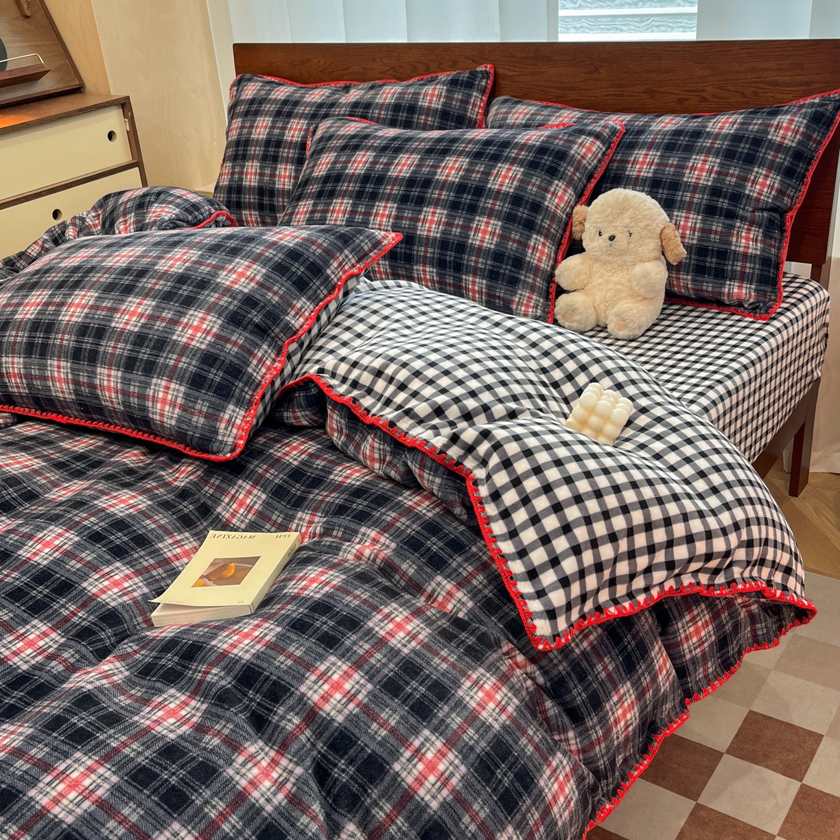 91家纺网 家纺一手货源 找家纺 格真 2025新款高克重暖芙绒牛奶绒印花三角针无印风四件套 宝丽-黑白格