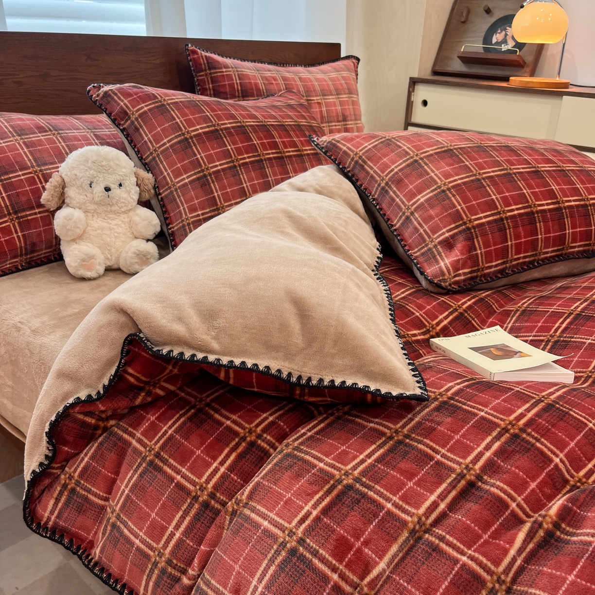 91家纺网 家纺一手货源 找家纺 格真 2025新款高克重暖芙绒牛奶绒印花三角针无印风四件套 凯瑟琳-红咖