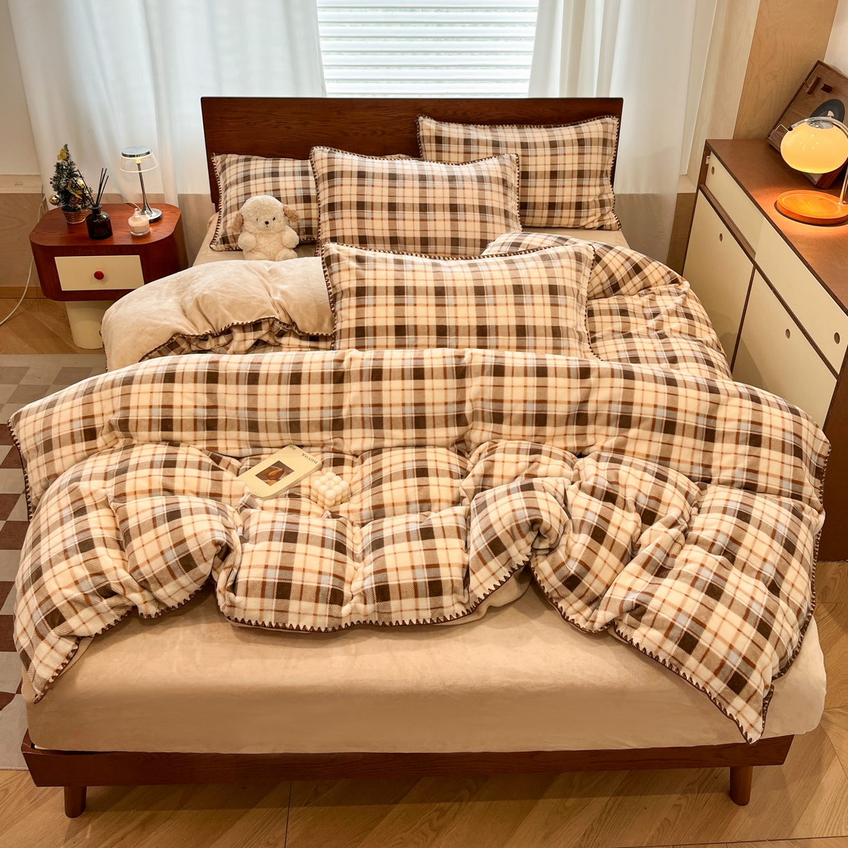 91家纺网 家纺一手货源 找家纺 格真 2025新款高克重暖芙绒牛奶绒印花三角针无印风四件套 休闲时光-卡其