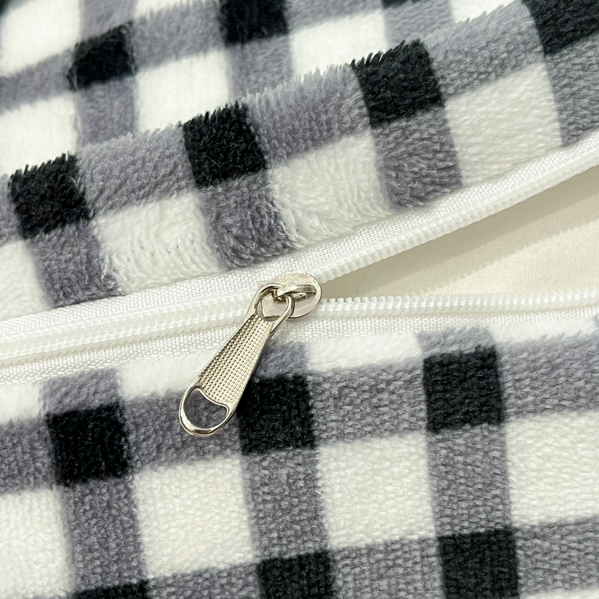 91家纺网 家纺一手货源 找家纺 格真 2025新款高克重暖芙绒牛奶绒印花三角针无印风四件套 宝丽-黑白格