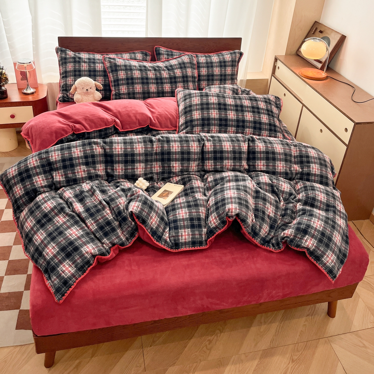 91家纺网 家纺一手货源 找家纺 格真 2025新款高克重暖芙绒牛奶绒印花三角针无印风四件套 宝丽-安格拉红