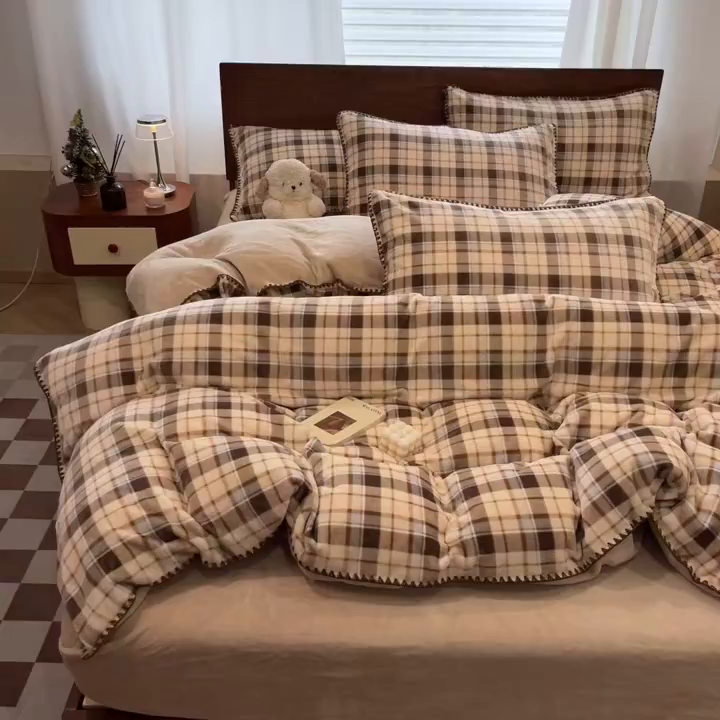 91家纺网 家纺一手货源 找家纺 格真 2025新款高克重暖芙绒牛奶绒印花三角针无印风四件套 休闲时光-卡其