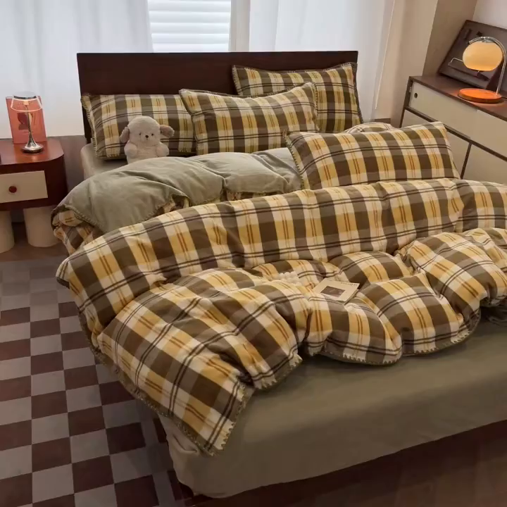 91家纺网 家纺一手货源 找家纺 格真 2025新款高克重暖芙绒牛奶绒印花三角针无印风四件套 拉菲-黄