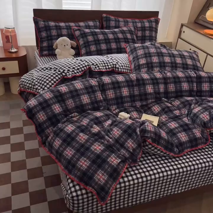 91家纺网 家纺一手货源 找家纺 格真 2025新款高克重暖芙绒牛奶绒印花三角针无印风四件套 宝丽-黑白格