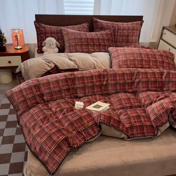 91家纺网 家纺一手货源 找家纺 格真 2025新款高克重暖芙绒牛奶绒印花三角针无印风四件套 凯瑟琳-红咖