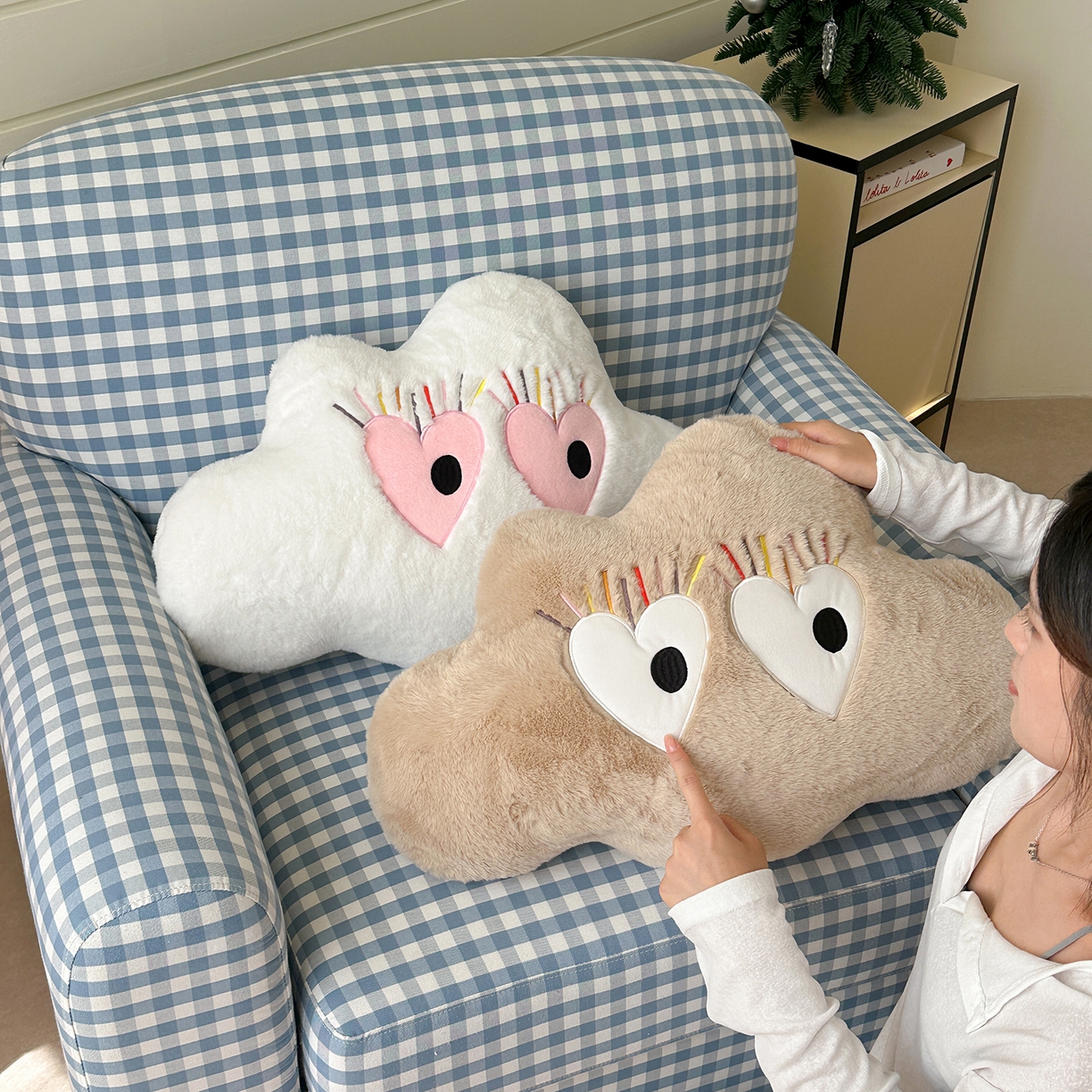 91家纺网 家纺一手货源 找家纺 美茉家居 2025新款兔毛绒炫彩睫毛云朵抱枕 白色