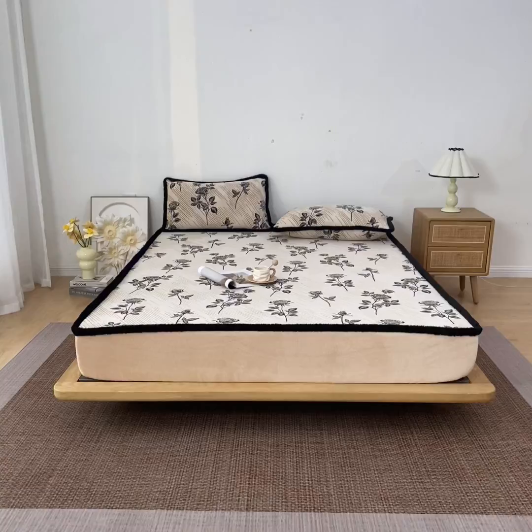 91家纺网 家纺一手货源 找家纺 吾诺家居 2025新款高克重雕花牛奶绒单品床笠 玫瑰