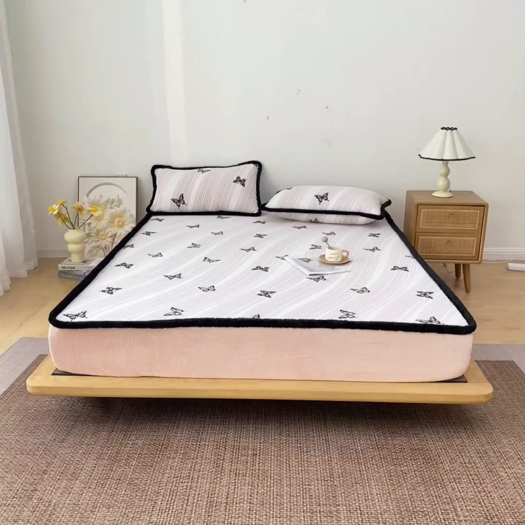 91家纺网 家纺一手货源 找家纺 吾诺家居 2025新款高克重雕花牛奶绒单品床笠 粉蝶