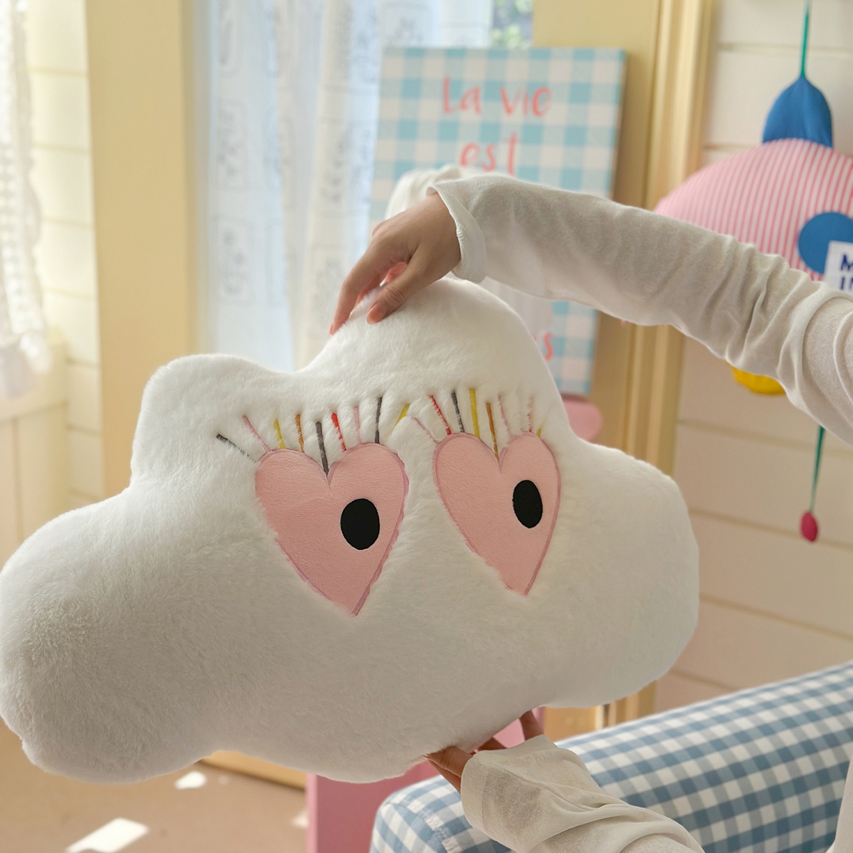 91家纺网 家纺一手货源 找家纺 美茉家居 2025新款兔毛绒炫彩睫毛云朵抱枕 白色