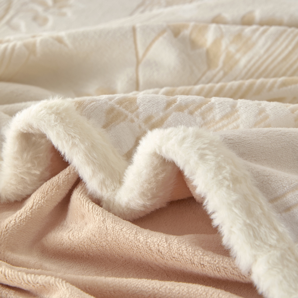 91家纺网 家纺一手货源 找家纺 吾诺家居 2025新款高克重雕花牛奶绒单品床笠 花织