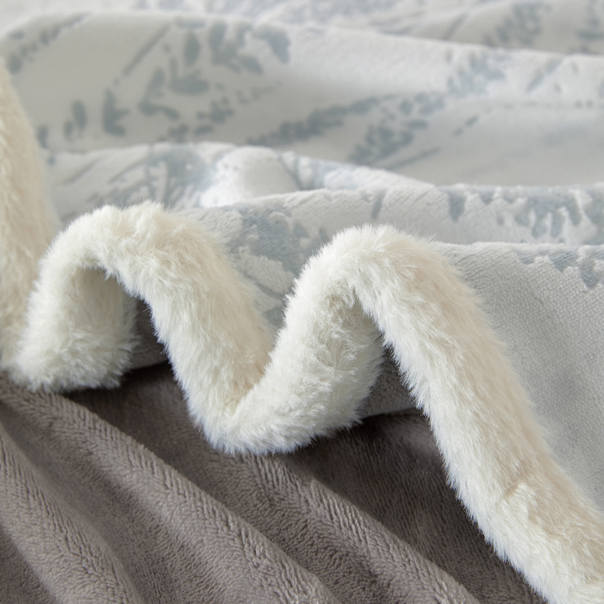 91家纺网 家纺一手货源 找家纺 吾诺家居 2025新款高克重雕花牛奶绒单品床笠 梦境