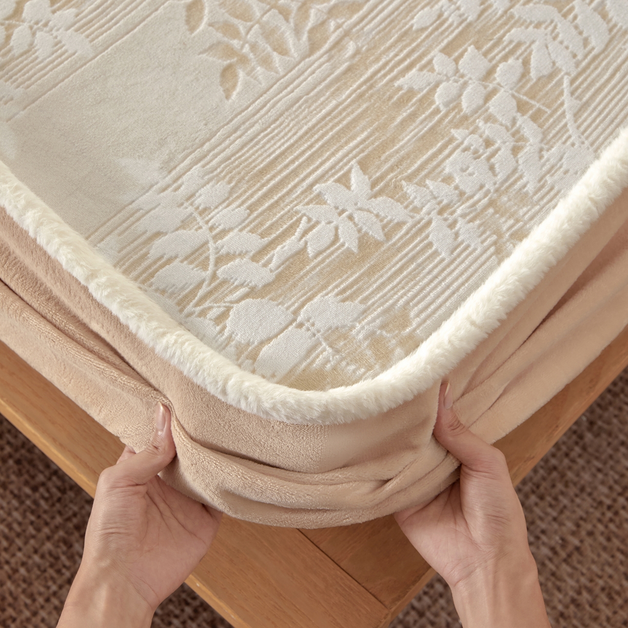 91家纺网 家纺一手货源 找家纺 吾诺家居 2025新款高克重雕花牛奶绒单品床笠 花织