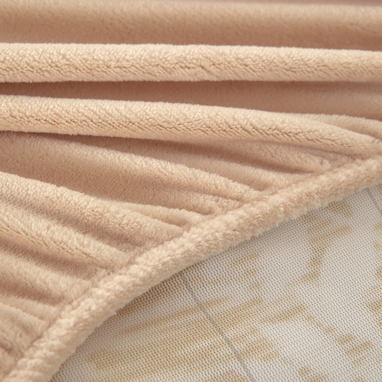 91家纺网 家纺一手货源 找家纺 吾诺家居 2025新款高克重雕花牛奶绒单品床笠 花织