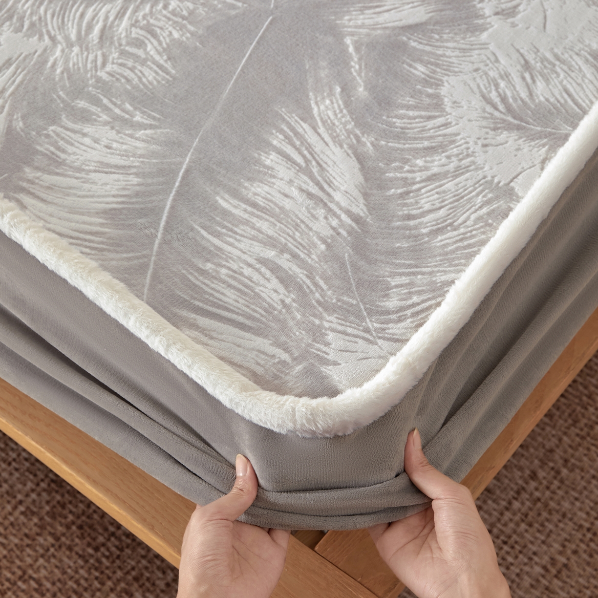 91家纺网 家纺一手货源 找家纺 吾诺家居 2025新款高克重雕花牛奶绒单品床笠 灰羽