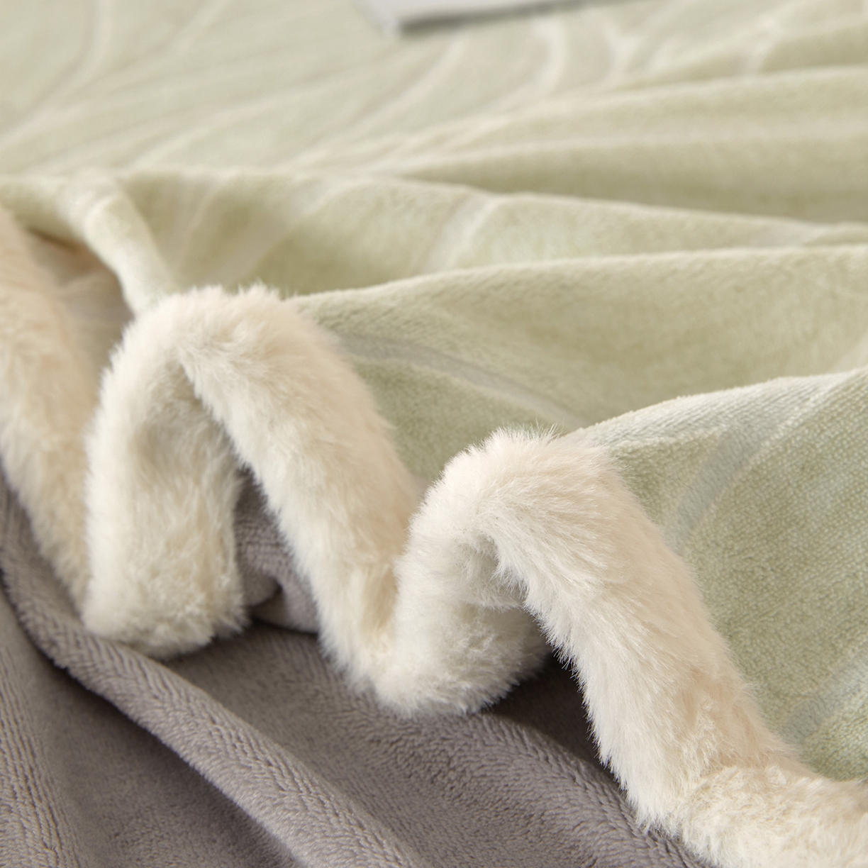 91家纺网 家纺一手货源 找家纺 吾诺家居 2025新款高克重雕花牛奶绒单品床笠 曲线