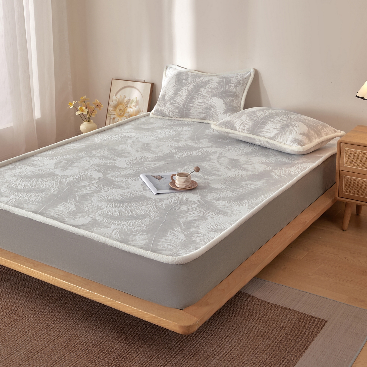 91家纺网 家纺一手货源 找家纺 吾诺家居 2025新款高克重雕花牛奶绒单品床笠 灰羽