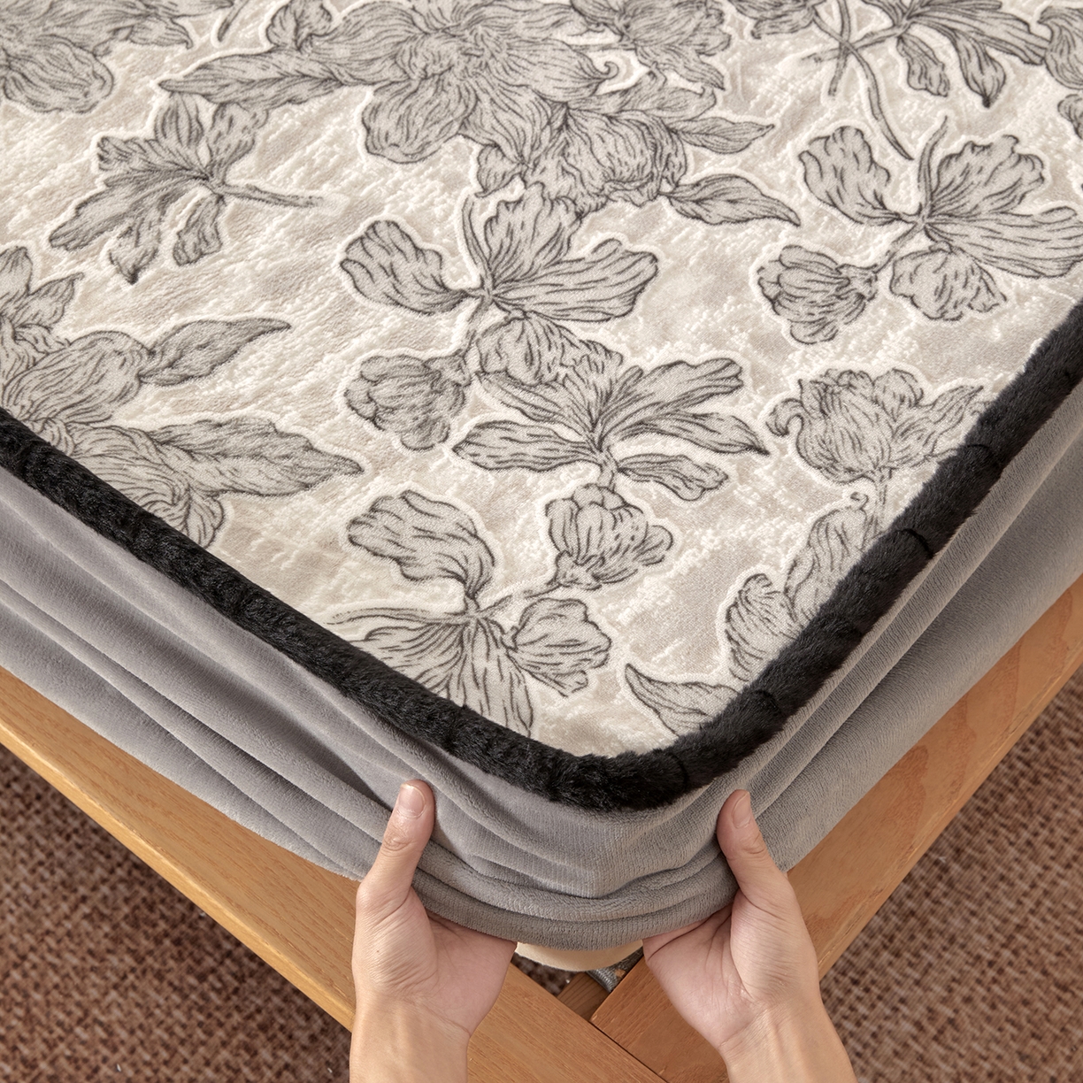 91家纺网 家纺一手货源 找家纺 吾诺家居 2025新款高克重雕花牛奶绒单品床笠 木瑾