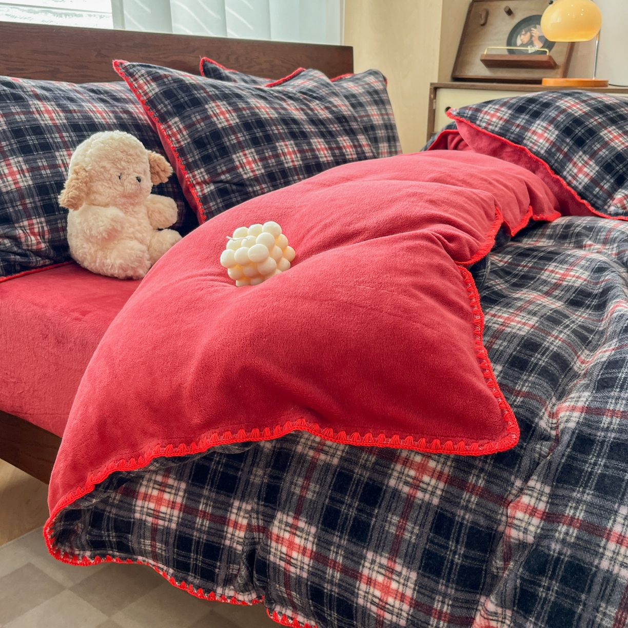 91家纺网 家纺一手货源 找家纺 格真 2025新款高克重暖芙绒牛奶绒印花三角针无印风四件套 宝丽-安格拉红