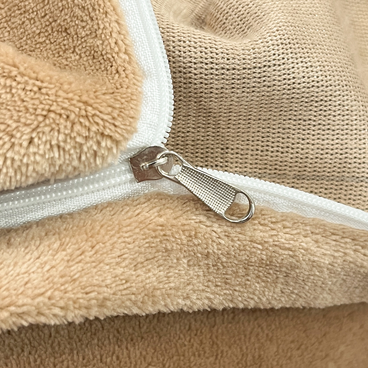 91家纺网 家纺一手货源 找家纺 格真 2025新款高克重暖芙绒牛奶绒印花三角针无印风四件套 凯瑟琳-红咖