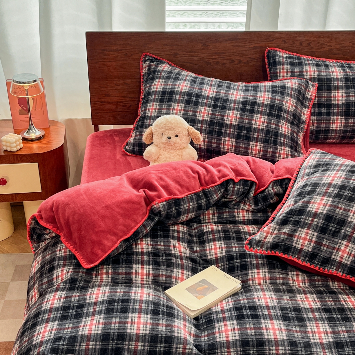 91家纺网 家纺一手货源 找家纺 格真 2025新款高克重暖芙绒牛奶绒印花三角针无印风四件套 宝丽-安格拉红