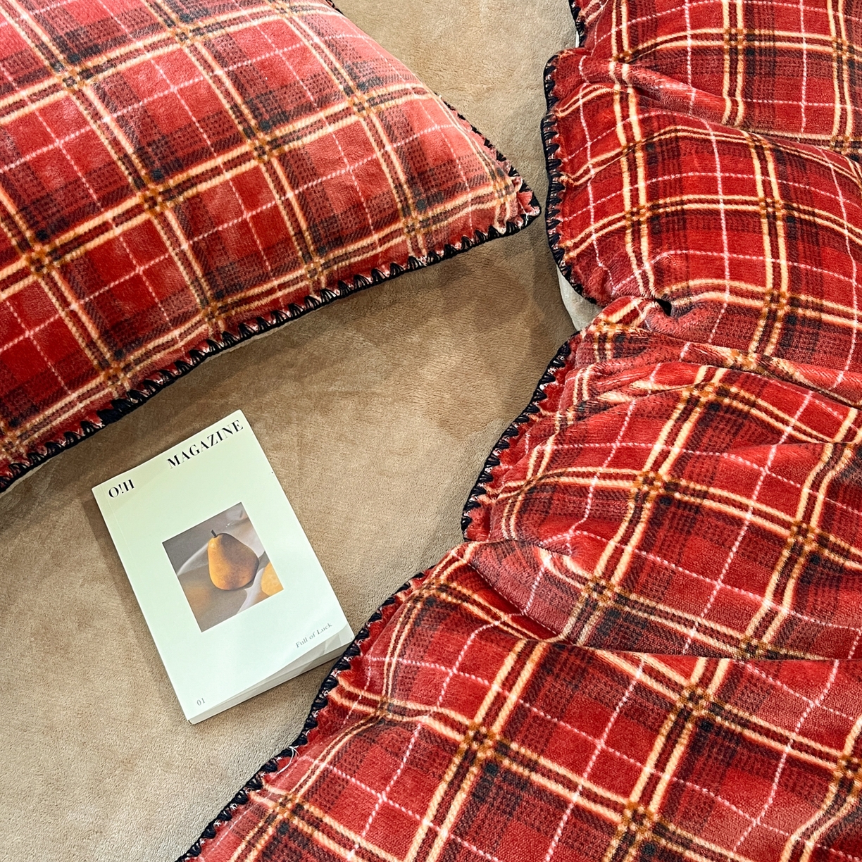 91家纺网 家纺一手货源 找家纺 格真 2025新款高克重暖芙绒牛奶绒印花三角针无印风四件套 凯瑟琳-红咖