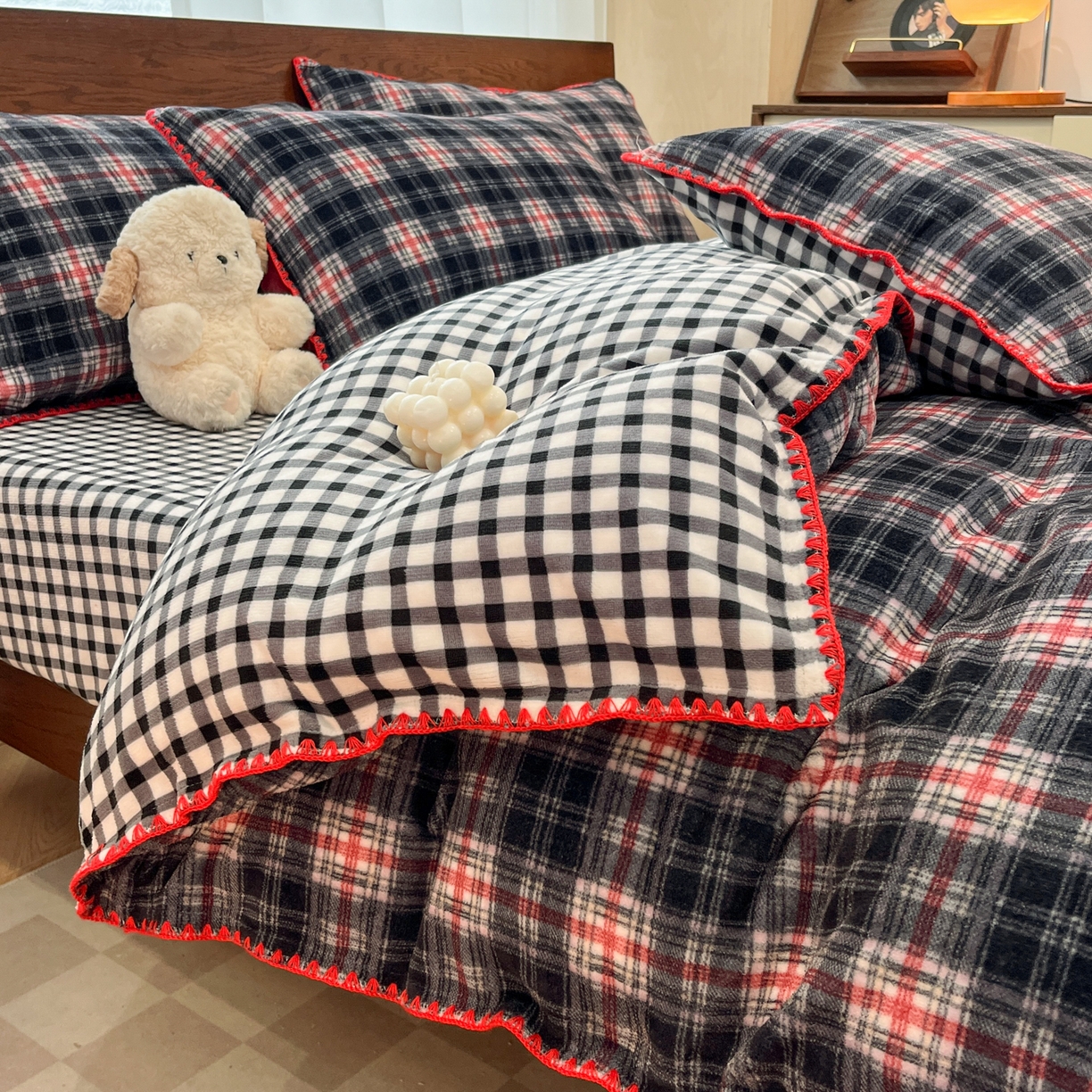 91家纺网 家纺一手货源 找家纺 格真 2025新款高克重暖芙绒牛奶绒印花三角针无印风四件套 宝丽-黑白格