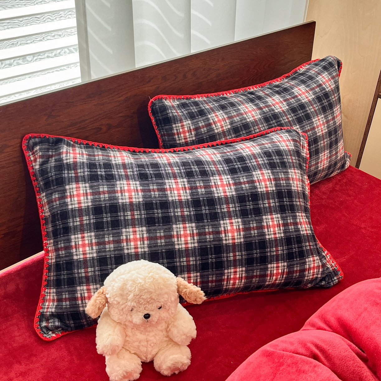 91家纺网 家纺一手货源 找家纺 格真 2025新款高克重暖芙绒牛奶绒印花三角针无印风四件套 宝丽-安格拉红