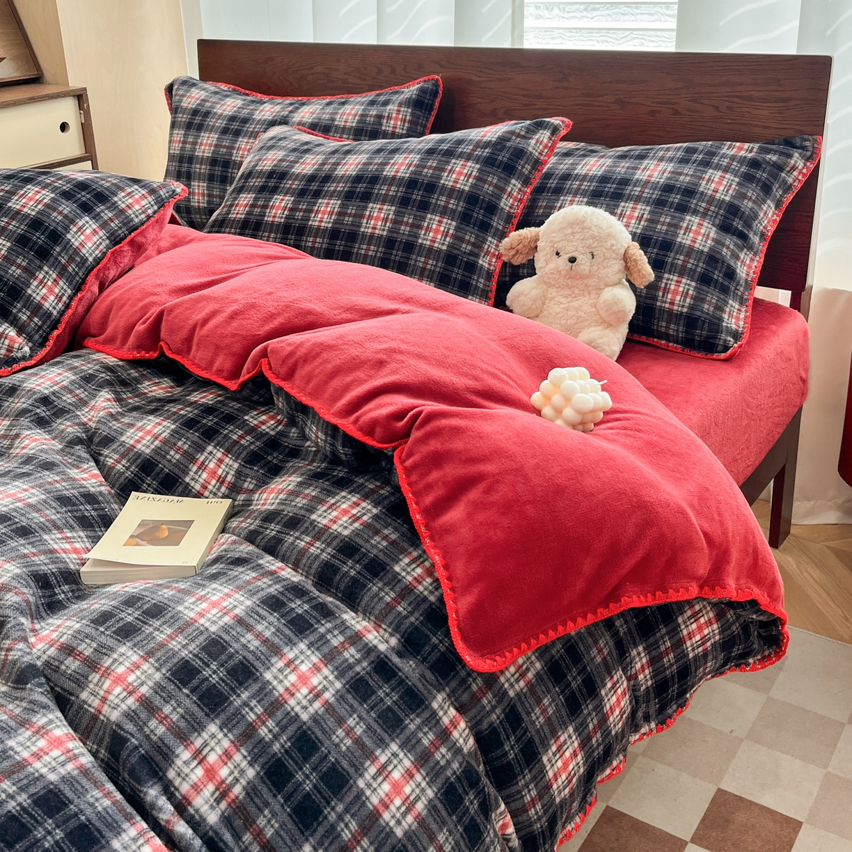 91家纺网 家纺一手货源 找家纺 格真 2025新款高克重暖芙绒牛奶绒印花三角针无印风四件套 宝丽-安格拉红