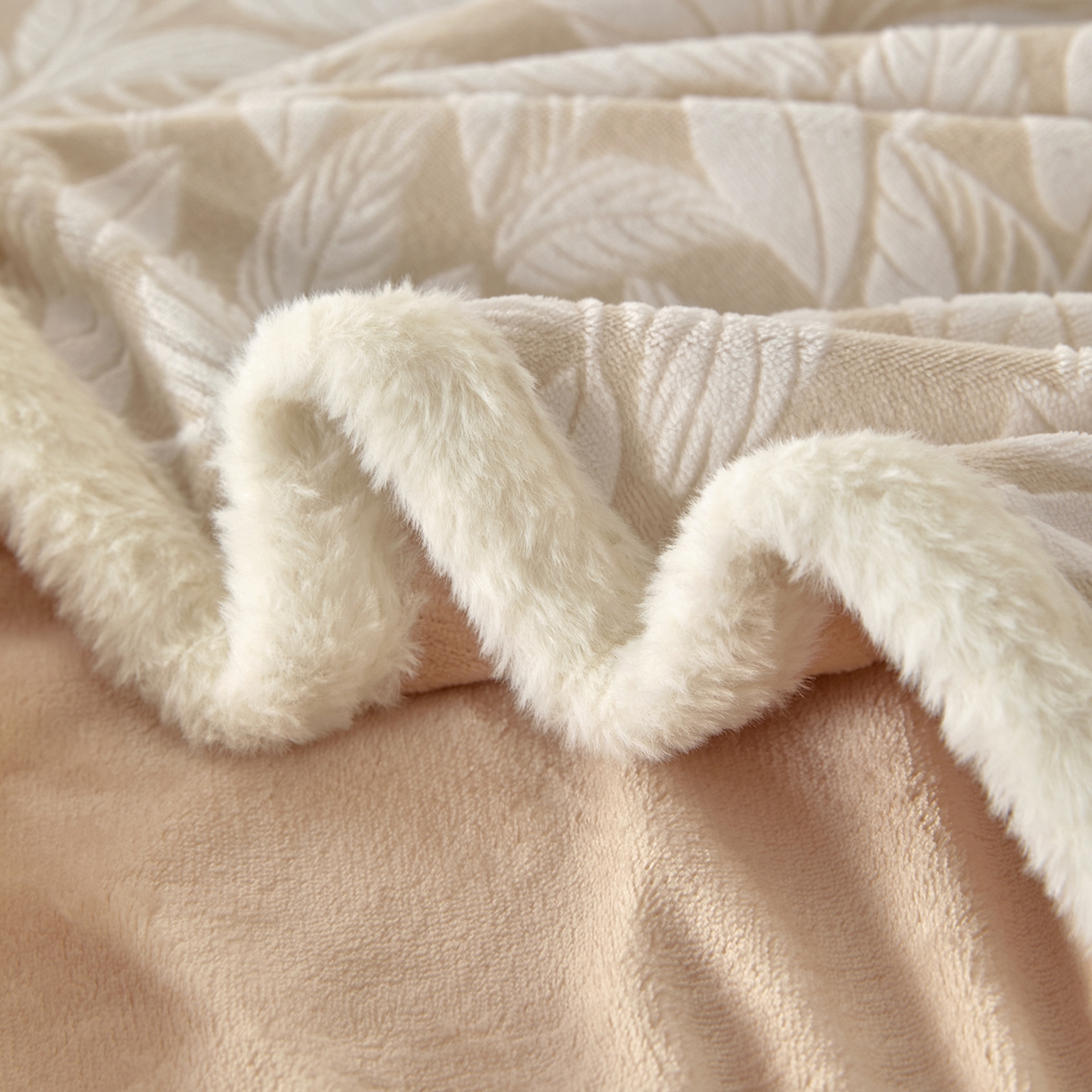 91家纺网 家纺一手货源 找家纺 吾诺家居 2025新款高克重雕花牛奶绒单品床笠 叶繁