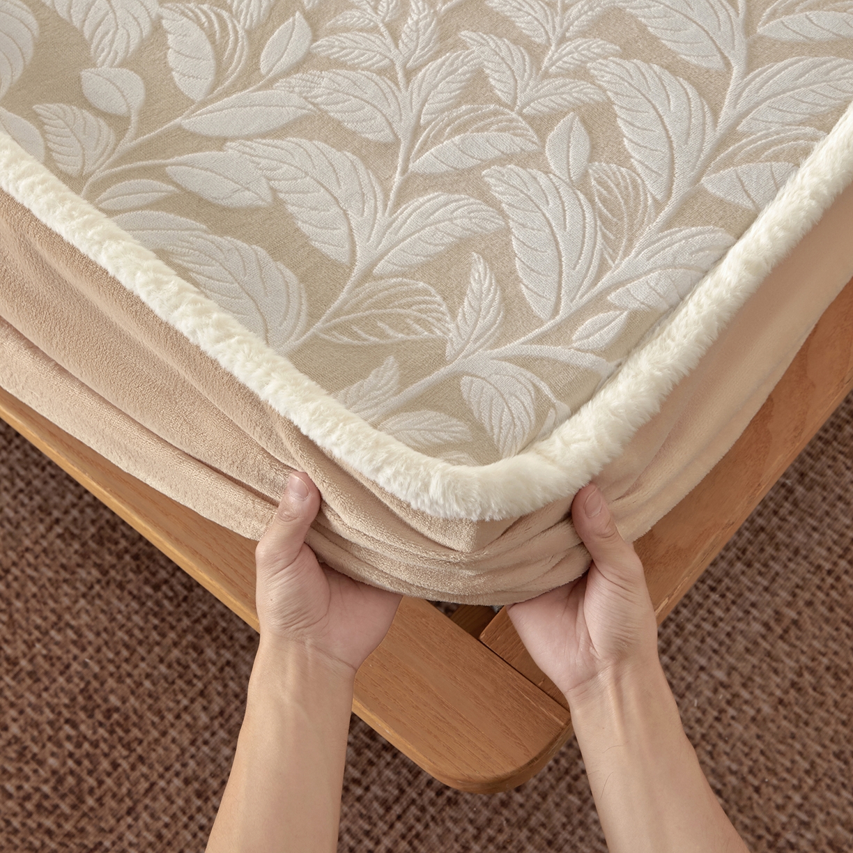 91家纺网 家纺一手货源 找家纺 吾诺家居 2025新款高克重雕花牛奶绒单品床笠 叶繁