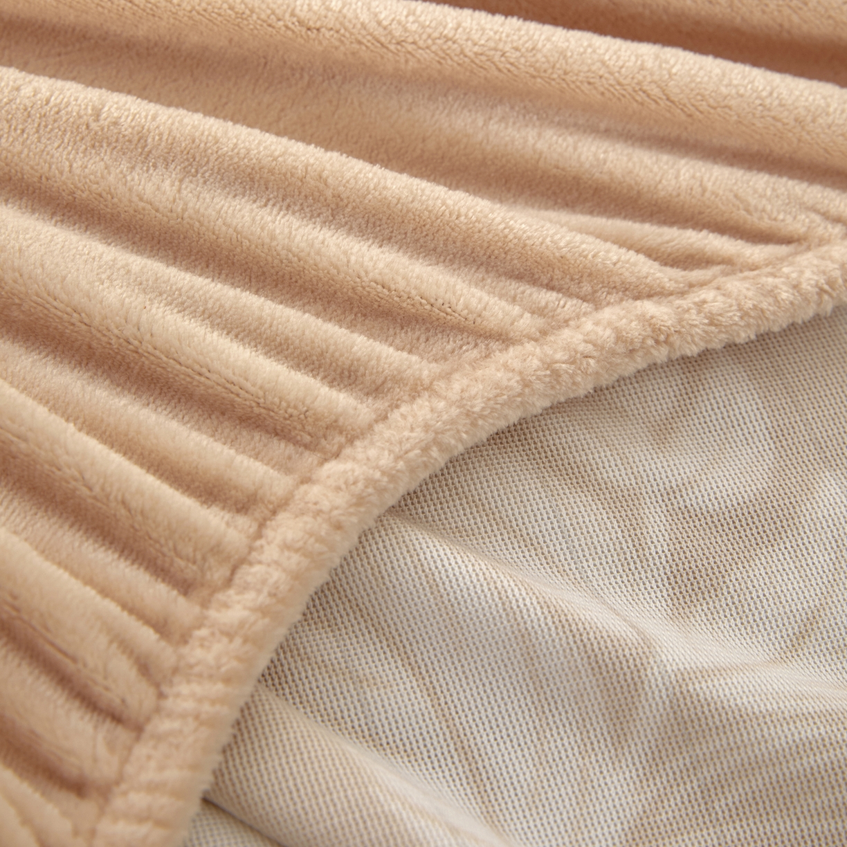 91家纺网 家纺一手货源 找家纺 吾诺家居 2025新款高克重雕花牛奶绒单品床笠 叶繁