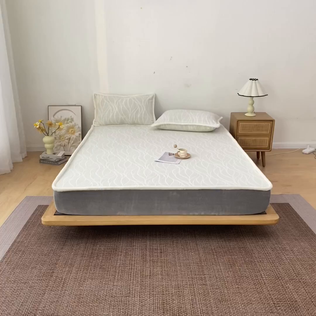 91家纺网 家纺一手货源 找家纺 吾诺家居 2025新款高克重雕花牛奶绒单品床笠 曲线