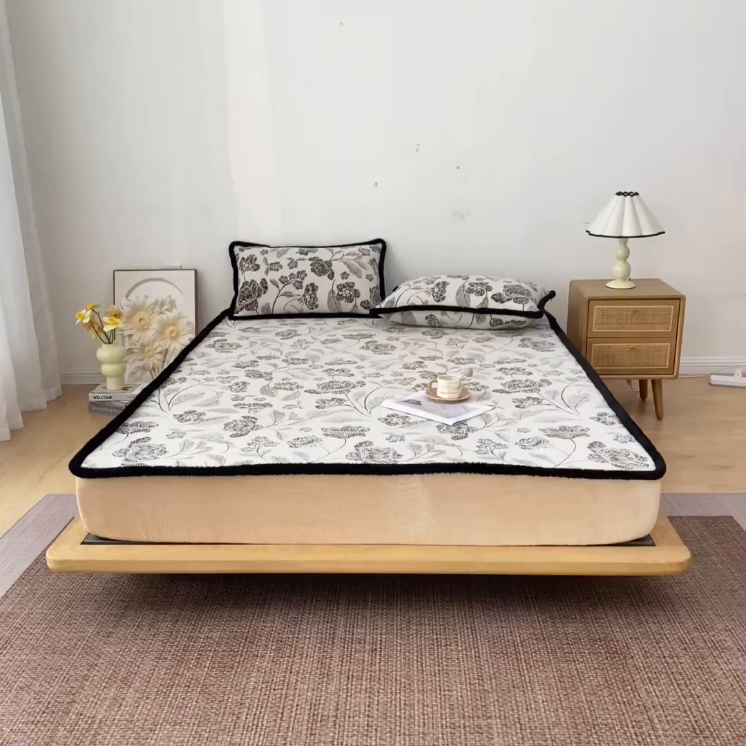 91家纺网 家纺一手货源 找家纺 吾诺家居 2025新款高克重雕花牛奶绒单品床笠 吟花