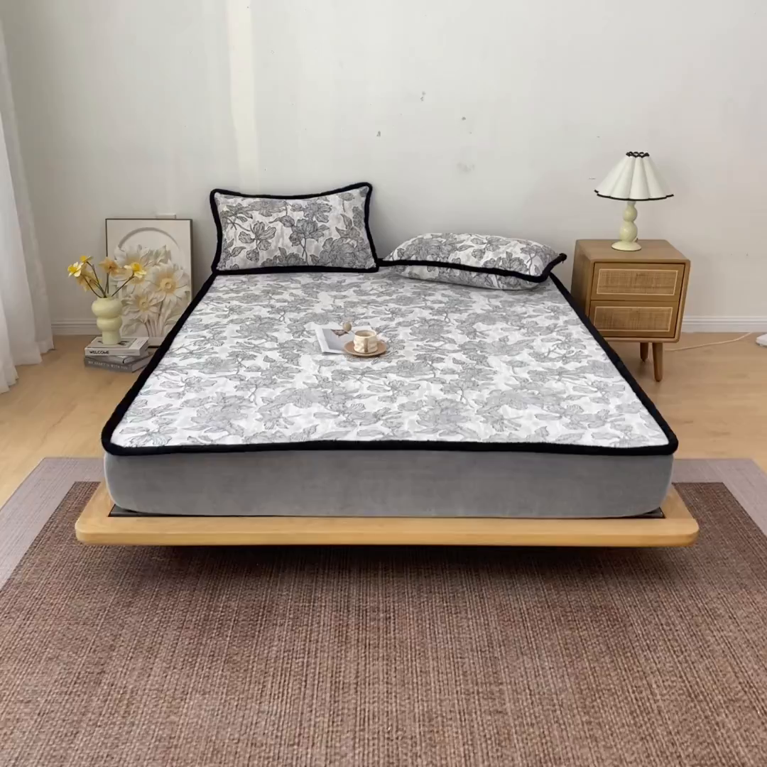 91家纺网 家纺一手货源 找家纺 吾诺家居 2025新款高克重雕花牛奶绒单品床笠 木瑾