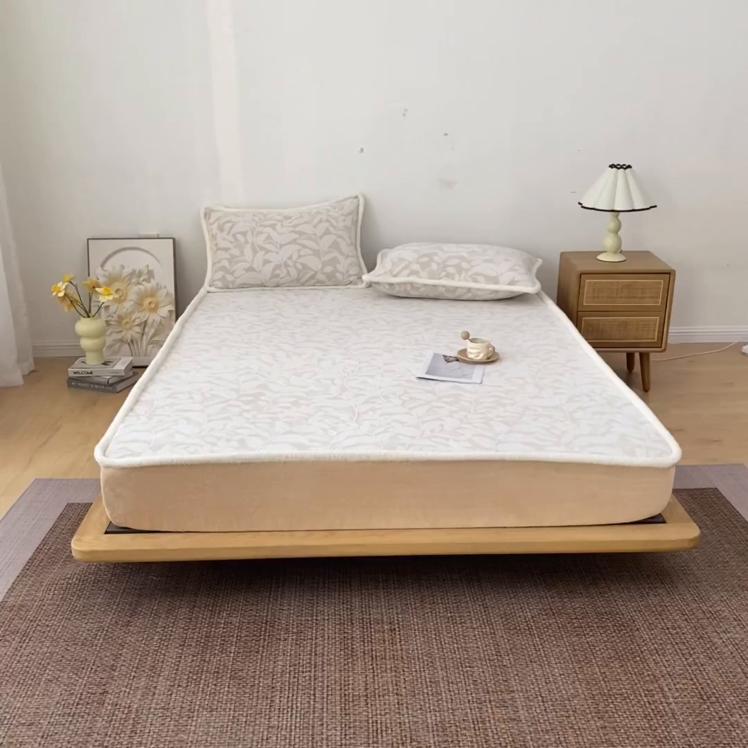 91家纺网 家纺一手货源 找家纺 吾诺家居 2025新款高克重雕花牛奶绒单品床笠 叶繁